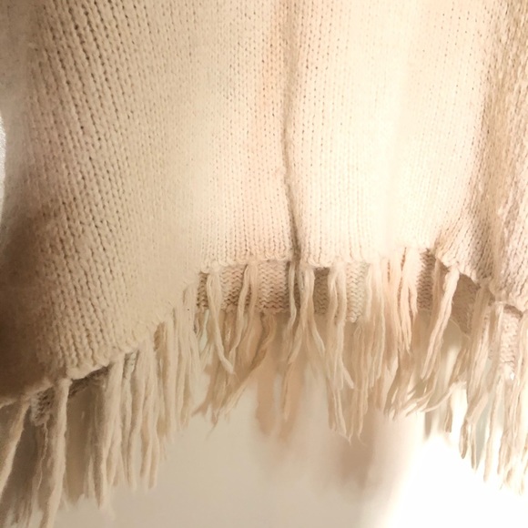 Vintage knit fringe tan poncho with appliqué - Picture 10 of 11